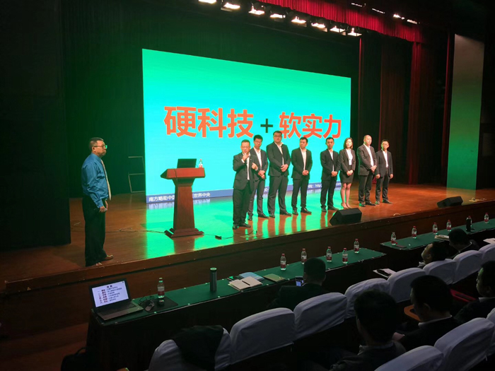 劉祖軻老師現(xiàn)場進(jìn)行講演實(shí)操