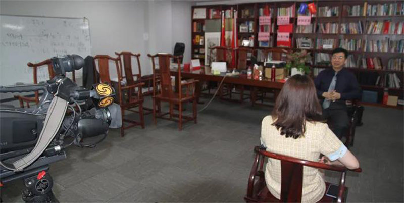 鳳凰衛(wèi)視采訪南方略咨詢集團首席經(jīng)濟學(xué)家戴欣明老師5