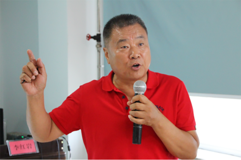 富爾農(nóng)藝董事長張立做《富爾的戰(zhàn)略發(fā)展與體制改革》的主題演講