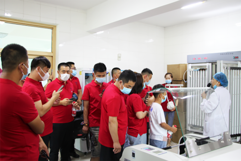 參觀富爾農(nóng)藝生物育種實驗室